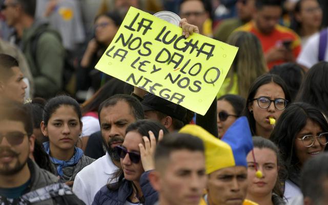 La Carrera Séptima, una de las principales avenidas de la ciudad, fue el escenario donde miles de personas se reunieron para manifestar en ambiente festivo su inconformidad contra lo que llaman “paquetazo” de medidas del Gobierno. (Foto: AFP)