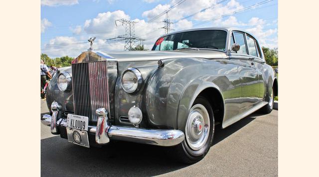 Rolls-Royce Silver Cloud 1959. Entre 1955 y 1958 se produjeron 2,238 ejemplares de este coche. Estaba equipado con un motor de 6 cilindros y de 155 caballos, conectado a una transmisión automática de 4 velocidades.