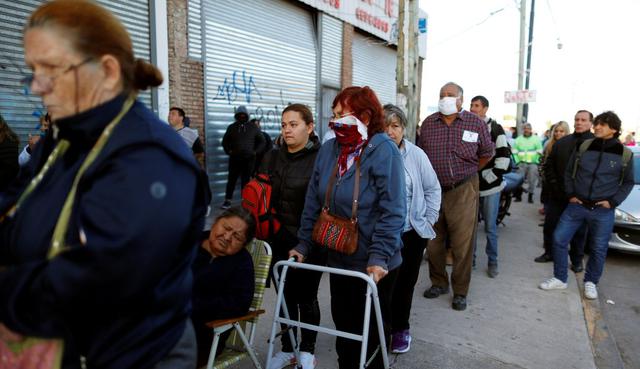 La gente se agolpó desde la madrugada frente a las entidades bancarias por la urgencia de tener dinero en sus bolsillos, pese a que los bancos seguirán abiertos en los próximos días. (REUTERS/Agustin Marcarian).