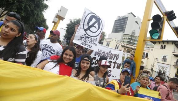 Los venezolanos llegaron con carteles y banderas para protestar contra Nicolás Maduro. (Mario Zapata/Grupo El Comercio)