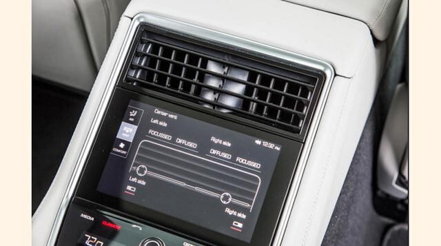 El nuevo Panamera 4S de US$ 99,900 tiene un motor a gasolina V6 de 2.9 litros de 440 caballos de fuerza que llega a los 96 kilómetros (60 millas) por hora en cuatro segundos.