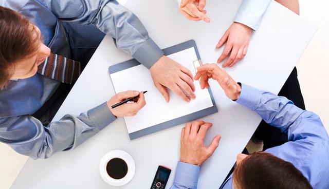 FOTO 2 | 2. ¿Cuál es la situación financiera del socio potencial? Es importante conocer el estatus financiero y los compromisos de alguien antes de iniciar juntos un negocio. “Es difícil preguntar en qué está gastando, pero los compromisos financieros de alguien moldean las decisiones que hará en el corto plazo”, dice Gregory Kratofil, un abogado especialista en Pymes. “Si tiene demasiadas obligaciones pero dice que puede ingeniárselas con un sueldo promedio, entonces es una mala señal”. (Foto: Difusión)