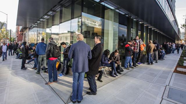 Se veían largas colas frente a concesionarios Tesla desde Hong Kong a Austin, Texas a Washington DC. El cliente que desee un Tesla debe hacer depósito de US$ 1,000 para reservar su vehículo. (Foto: Reuters)