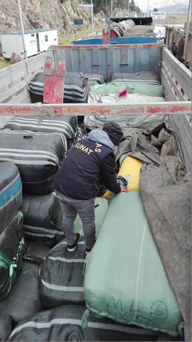 La ropa de contrabando fue camuflado en un camión que transportaba leña. (Foto: Difusión)