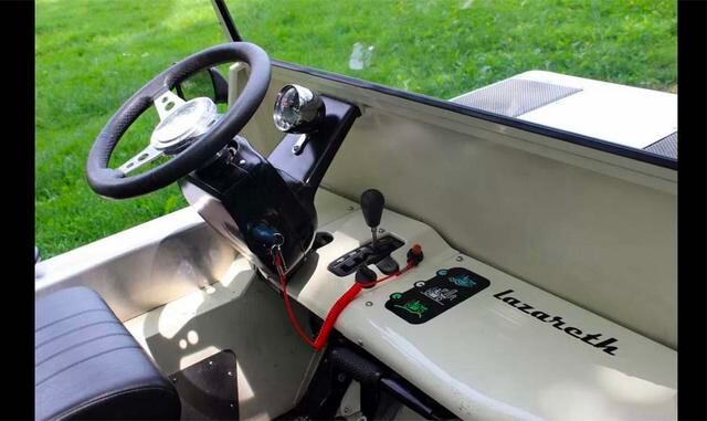 Eso no podría sonar muy impresionante, pero este pequeño y lindo vehículo también puede llegar al agua con estilo, e incluso podría registrarse como un bote.