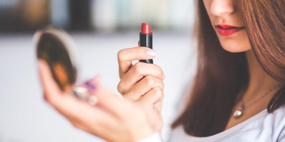De septiembre del 2018 a septiembre del 2019, el consumo de maquillaje para boca ha disminuido en 2.9%. (Foto: Pixabay)