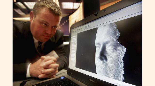 La tecnología de reconocimiento facial que podría utilizarse para ubicar a objetivos ya supera a los humanos, dijo Bart Selman, un profesor de informática de la Universidad Cornell de Nueva York. Esa habilidad podría unirse con el video grabado por cámara