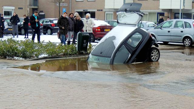 FOTO 3 | Un coche atrapado en un agujero en Holanda, un coche queda atrapado en un agujero en marzo de 2018 en países bajos.