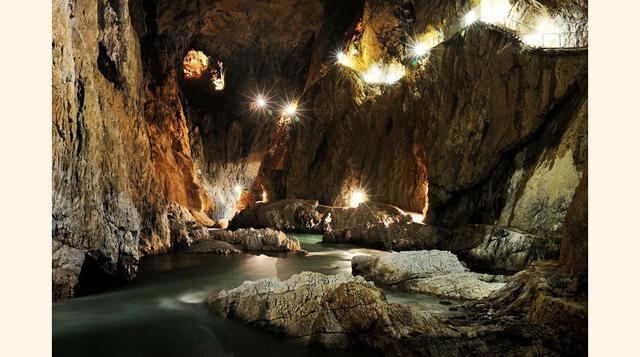 El sistema de cavernas de piedra caliza de las Grutas de Skocjan en Eslovenia incluye cuadro pintorescas simas que pueden tener hasta 150 metros de profundidad y 120 metros de ancho). (Foto: wikipedia)