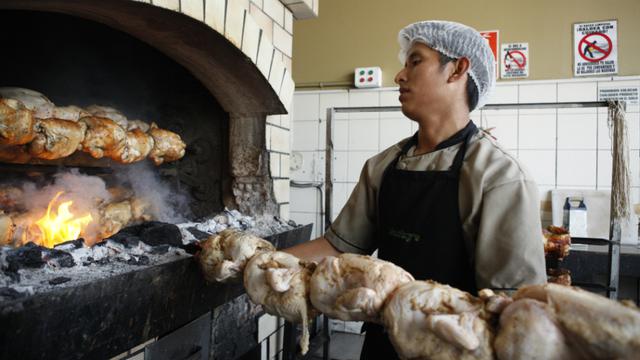 Actualmente, existen casi 12,000 pollerías en el Perú. (Foto: USI).