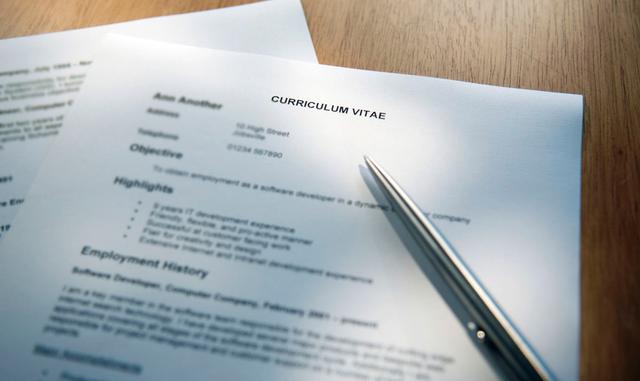 Foto 3 | 2. No se debe adaptar. Lleva mucho tiempo, pero ha aceptado que cada vez que se postule a un puesto necesitará adaptar su currículum con una empresa, posición o persona en particular. Entonces, tienes varios que están muy afinados. Y aunque es muy valioso cuando envías aplicaciones, es una cuestión de tiempo y lugar, y estar demasiado atento a LinkedIn significa que realmente perderás oportunidades.