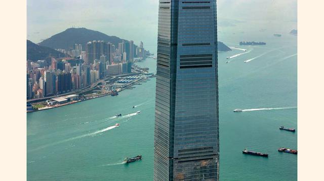 The Ritz-Carlton, Hong Kong. La piscina está ubicada en el piso 118 del hotel, lo cual la convierte en la piscina cerrada más alta del mundo. (Foto: Forbes)