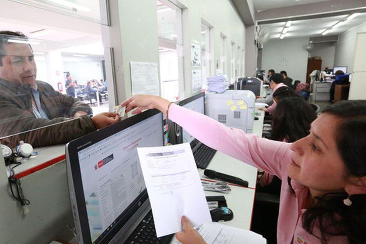 Tras la declaratoria de Estado de Emergencia quedaron pendientes los procesos administrativos que venían realizando el público en diversas entidades estatales. (Foto: Andina)