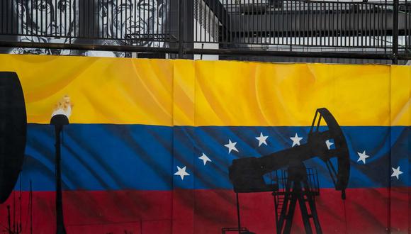Murales con diseños alusivos a petroleras afuera de uno de los edificios de la empresa estatal Petróleos de Venezuela (PDVSA), hoy, en Caracas (Venezuela). EFE/ Miguel Gutiérrez