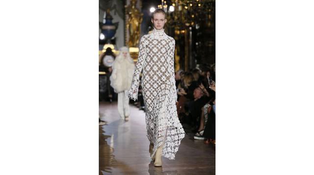 Stella McCartney exploró las nuevas tendencias con sensualidad para la temporada otoño-invierno 2015. (Foto: Reuters)