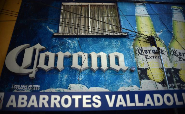 Una tienda que vende cervezas, cerrada, en medio de la escasez de abastecimiento por el parate a causa de la pandemia de coronavirus, en Ciudad de México, el 5 de mayo de 2020. (Foto: AFP)