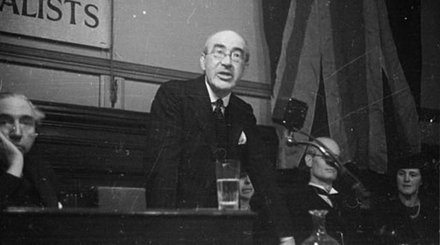 La política es el arte de buscar problemas, encontrarlos en todas partes, diagnosticarlos erróneamente y aplicar las soluciones inadecuadas. Ernest Benn (1875–1954) editor inglés.