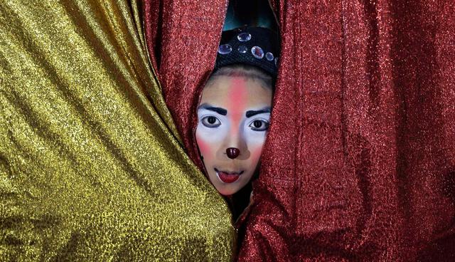 FOTO 1 | Los jóvenes juegan fútbol junto a la carpa de circo Tony Perejil instalada en Puente Piedra. La expansión urbana en la ciudad de 10 millones de habitantes hace que sea difícil encontrar suficiente espacio para instalar una carpa en un vecind