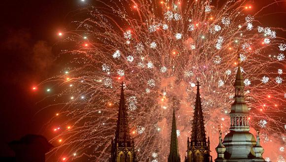 Fuegos artificiales iluminan el Castillo de Praga como parte de las celebraciones de Año Nuevo en la noche del primer día del año, en una imagen de archivo. EFE/Filip Singer