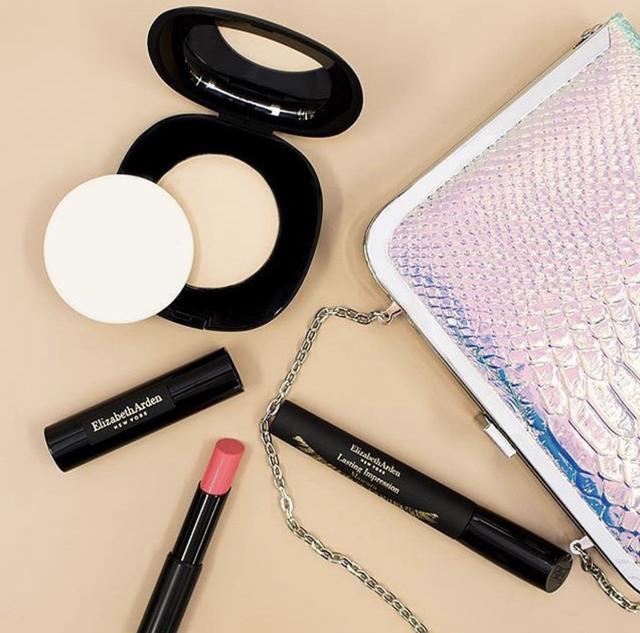 Elizabeth Arden, esta es una de más caras de todas las marcas y es que un producto para el rostro puede costar más de 100 dólares, y además sus máscaras de pestañas y sus labiales son de los más costosos que hay y de muy buena fórmula. Esta empresa puede llegar a generar casi 50 millones de dólares netos al mes.