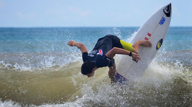 La joven promesa del surf nacional, Lucca Mesinas, se hizo de la medalla de plata en la final (Open Varones) del campeonato.  Su puntaje acumulado de 860 no le alcanzó para superar al argentino Leandro Usuna. (Foto: AFP)