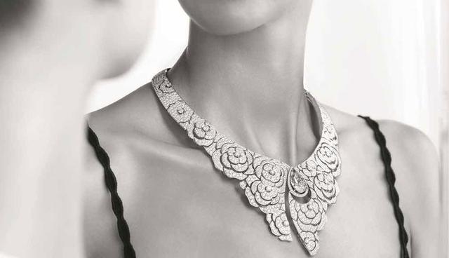 FOTO 3 | La pieza central de la colección podría ser el collar “Gabrielle Chanel”, una pieza de oro blanco de 18 quilates con un diamante tipo pera de 10.02 quilates. Además, cuenta con dos diamantes redondos que totalizan 0.71 quilates y 1,581 diamantes talla brillante que suman un total de 51.22 quilates, en un diseño que representa a un encaje. (Foto: Chanel)
