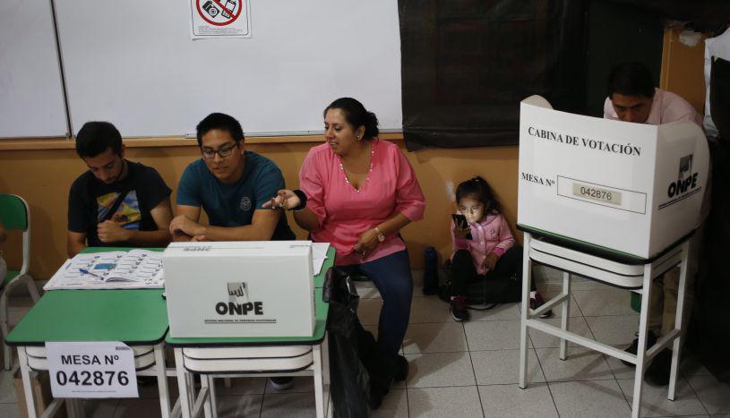 El organismo electoral remarcó que el sorteo se realizará entre los ciudadanos residentes en el extranjero y los jóvenes que cumplan 18 años hasta el 9 de diciembre. (Foto: El Comercio)