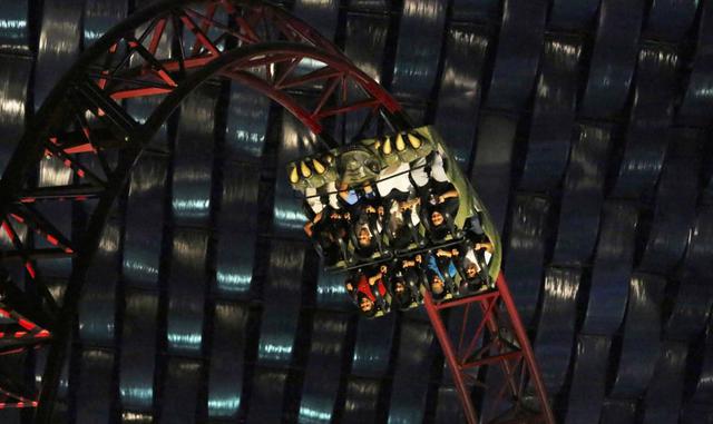 Hay 22 montañas rusas y atracciones en IMG Worlds of Adventure, incluyendo esta montaña rusa velociraptor que lleva a los visitantes alrededor del parque cerrado antes de pasar a través del desierto circundante. Este paseo está en la zona de Lost Valley. 