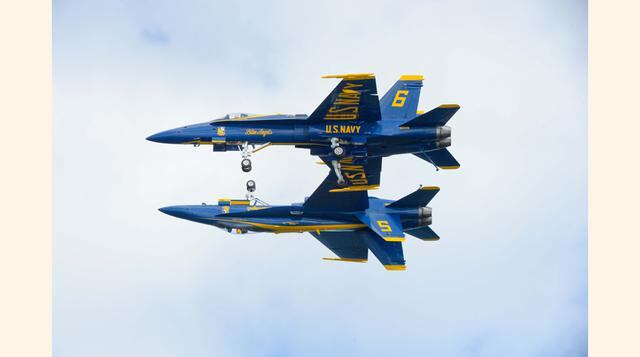 En esta foto del 24 de octubre del 2015 proporcionada por la Marina de los EE.UU., los Blue Angels realizan maniobras en Jacksonville, Florida. (Foto: AP)