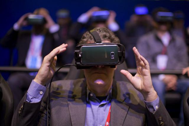 Un asistente prueba los lentes Samsung Gear VR durante el Mobile World Congress. (Foto: AP)