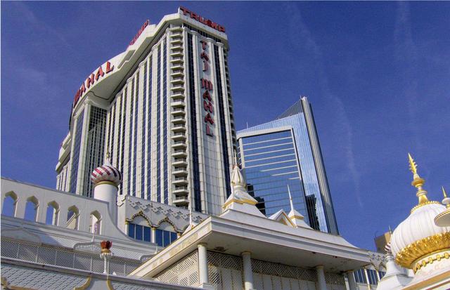 FOTO 9 | TRUMP TAJ MAHAL, ATLANTIC CITY: 2.3 MIL MILLONES DE DÓLARES.
Una vez descrita por Donald Trump como "la octava maravilla del mundo", el hotel y casino Taj Mahal en Atlantic City costó 1,200 mil millones  de dólares (£930 millones) cunado se construyó en 1990. El ostentoso complejo de 120,000 pies cuadrados (11148.37 metros cuadrados) finalmente se volvió no rentable y cerró definitivamente en octubre de 2016, pero volvió a abrir como el Hard Rock Hotel & Casino.