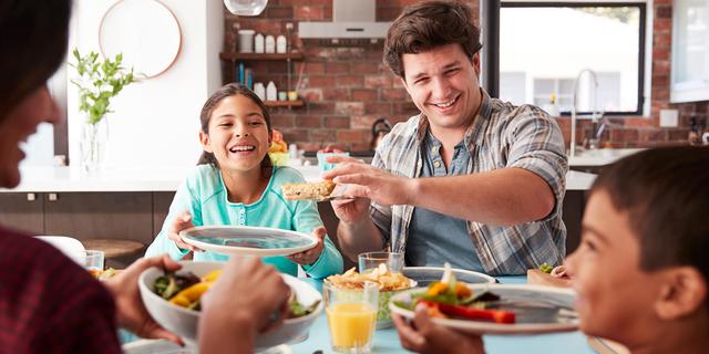 FOTO 4 |  Comer todos juntos (actividad en el campo de la alimentación) (Foto: iStock)