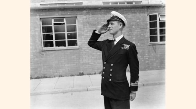 En noviembre de 1947 se casó con su primo tercero, el comandante naval Philip Mountbatten, quien renunció a sus títulos de príncipe de Grecia y Dinamarca para casarse.