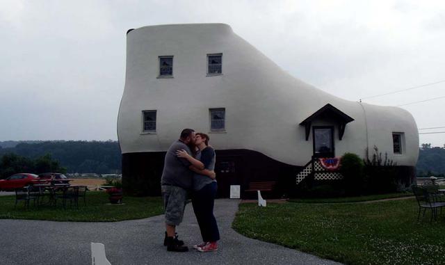 THE HAINES SHOE HOUSE – ESTADOS UNIDOS. ¿Una casa en forma de zapato? Sí, ya existe y esta pareja la ha encontrado. Está en Pensilvania y es muy romántica.