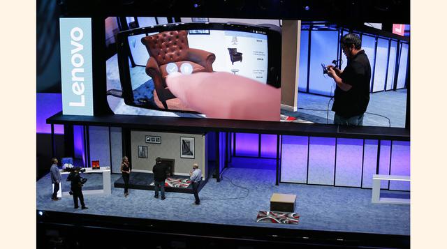 Es una pieza crucial para una prometedora frontera de la "realidad aumentada", o la proyección digital de información e imágenes realistas en un ambiente real. (AP)