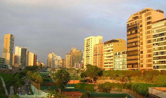 COSTA VERDE. Este sitio es un circuito de playas que une los distritos de San Miguel, Magdalena, San Isidro, Miraflores, Barranco y Chorrillos. Se caracteriza por poseer un gran acantilado y por ser la única vía que se encuentra debajo del barranco a la o