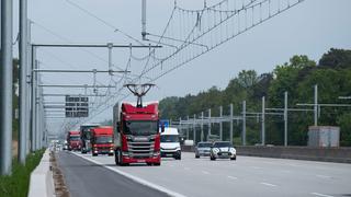 Autopista 'eléctrica' alemana recarga camiones mientras circulan