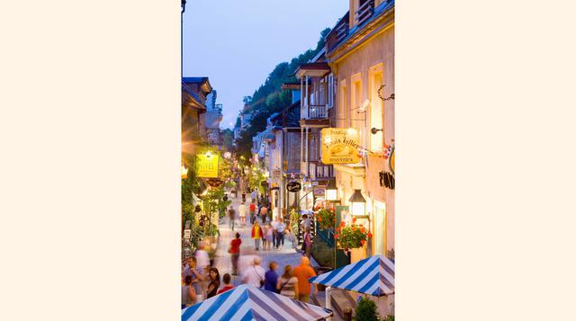 Rue Petit Champlain (Quebec, Canadá). Se dice, se comenta, que la Rue Petit Champlain es la calle comercial más antigua de América del Norte. Al igual que sus famosas escaleras, las Breakneck Stairs (las escaleras rompecuellos por los resbalones en invier
