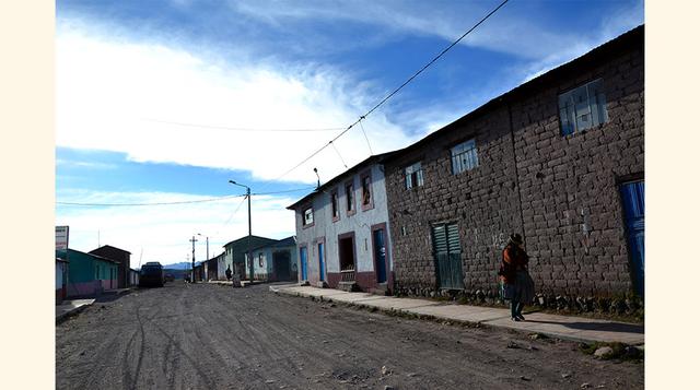 El frío no es el único problema. El 97% de ciudadanos puneños cocinan con leña y bosta. Inhalar el humo de las cocinas de fuego abierto equivale a fumar 20 cajetillas de cigarrillos diarias.