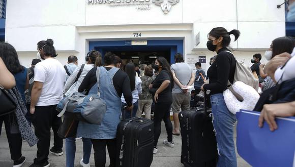 Las colas y el malestar de los usuarios se mantienen en los exteriores de Migraciones en Lima, Trujillo y Arequipa. (Foto referencial GEC)