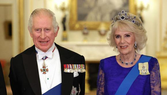 El rey Carlos III de Gran Bretaña y la reina consorte Camilla de Gran Bretaña con un broche que representa una imagen de la difunta reina Isabel II, posan para una fotografía durante un banquete estatal en el Palacio de Buckingham en Londres.(Foto de Chris Jackson / POOL / AFP)
