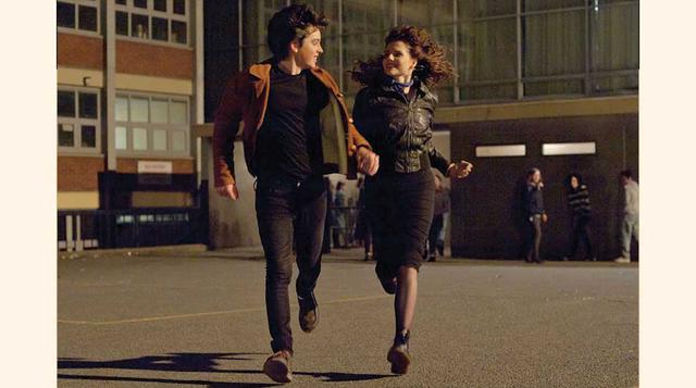 (Musical o comedia) Sing Street. Conor es un muchacho en Dublin que desafiará la fiebre pop de los años ochenta para formar una banda con un único objetivo: conquistar a la chica de sus sueños. (Foto: IMDB)