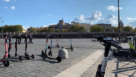 En Roma hay más de 3,000 patinetes de uso compartido, distribuidos por seis empresas presentes también en otras ciudades: las estadounidenses Helbiz, Lime y Bird, Dott (Países Bajos), Wind (Alemania) y Keri (Estonia).