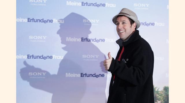 Adam Sandler. El crítico fracaso de Schneider recae en gran medida sobre los hombros de Adam Sandler, que ocupa el segundo lugar en esta lista. La mayoría de las películas con pésimas críticas donde aparece Schneider son filmes de Sandler, en las que inte