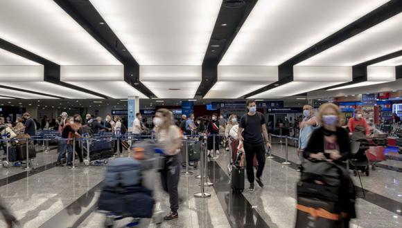 Los viajeros llegan al Aeropuerto Internacional de Ezeiza en Buenos Aires. (Fotógrafo: Erica Canepa/Bloomberg)