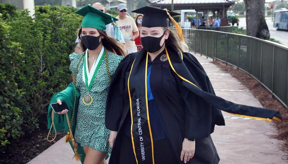 Los estudiantes llegan para celebrar su graduación universitaria en el parque temático Magic Kingdom en Walt Disney World. (AFP / Gregg Newton).