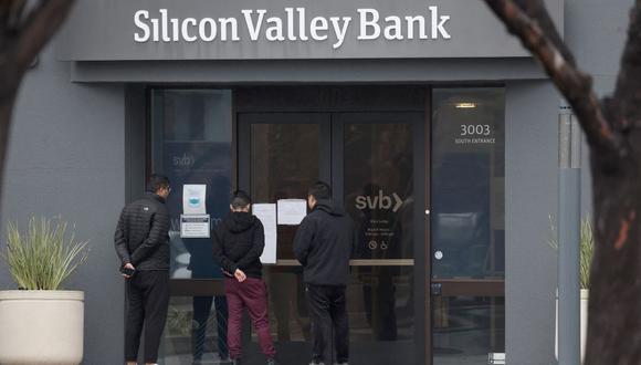 Empleados se paran afuera de la sede cerrada de Silicon Valley Bank (SVB) en Santa Clara, California, tras entrar en quiebra (Foto: Justin Sullivan / Getty Images Norteamérica / AFP)