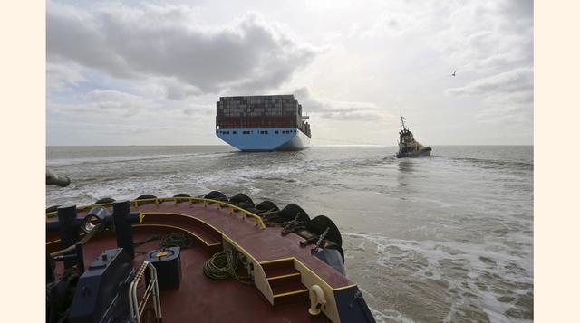 El contrabando marítimo es el principal método empleado para transportar grandes embarques de cocaína. Traficantes peruanos, colombianos y crecientemente mexicanos, mantienen sofisticadas redes en el Perú para embarcar cocaína a Europa, el Sudeste Asiátic