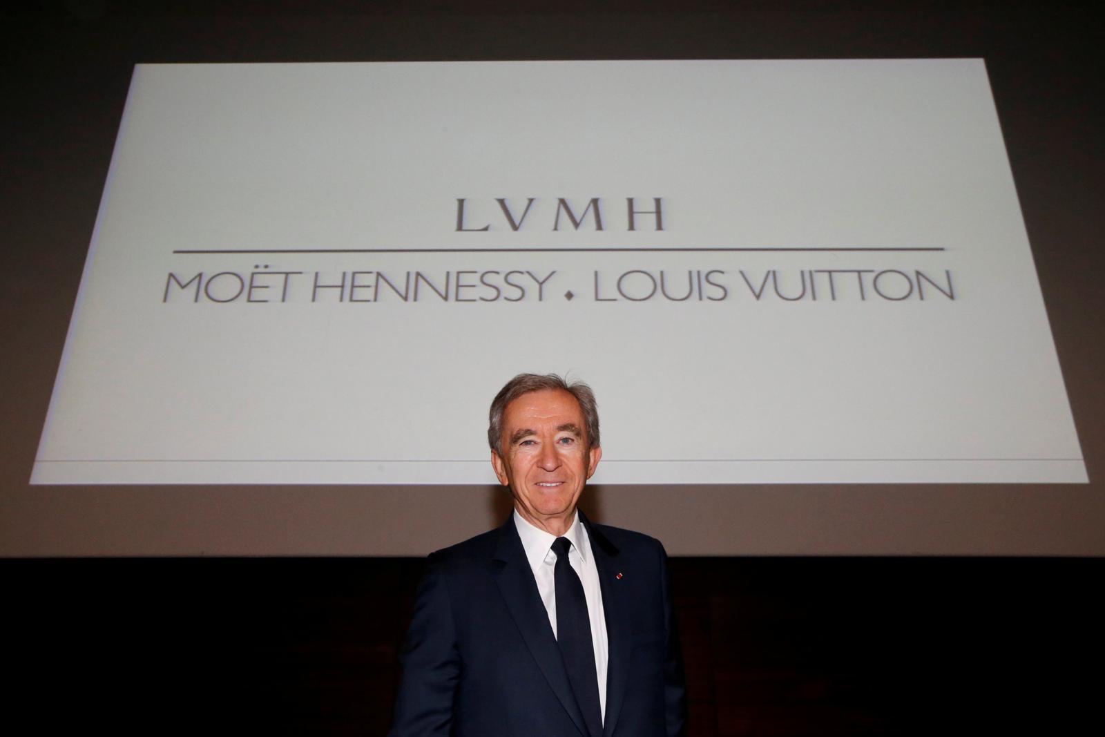 Bernard Arnault y el logo de LVMH. (Reuters).