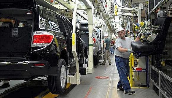La mitad de las ocho plantas de montaje de Ford Motor Co en Estados Unidos han reducido sus habituales cierres a una semana. Otras están postergando el período de descanso.